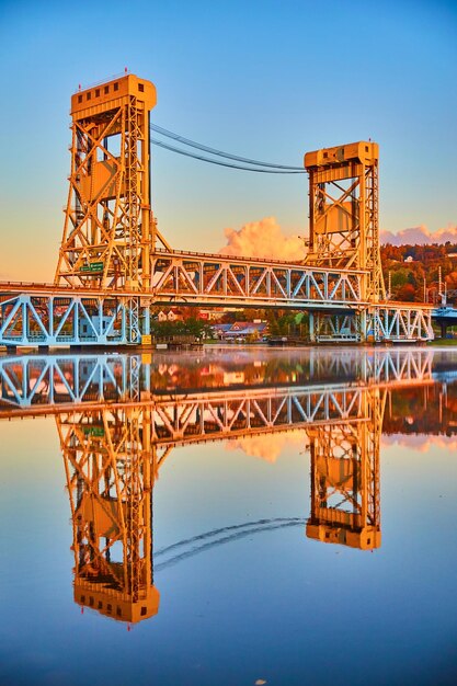 L'ora d'oro al ponte elevato del lago Portage con riflesso