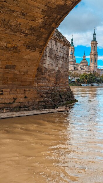 L'ora d'oro Serenità L'incantevole Basilica del Pilar in autunno Zaragoza Spagna