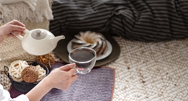 L'ora del tè a casa. Tazza di vetro e decorazioni per la casa.