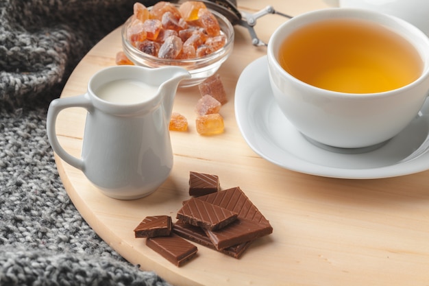 L'ora del tè. Tazza di tè su un tavolo splendidamente decorato