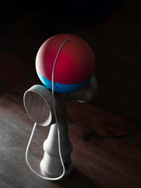 L'originale Kendama Un antico giocattolo di abilità giapponese tradizionale in legno per bambini Ha tre coppe a punta e messa a fuoco selettiva a sfera