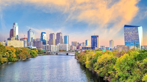 L'orizzonte del centro di Filadelfia, in Pennsylvania, al crepuscolo