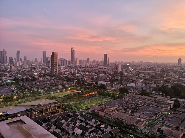 L'orizzonte della città di Bangkok al tramonto in Thailandia