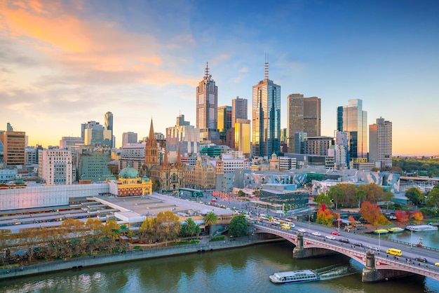 L'orizzonte della città di Melbourne al crepuscolo in Australia