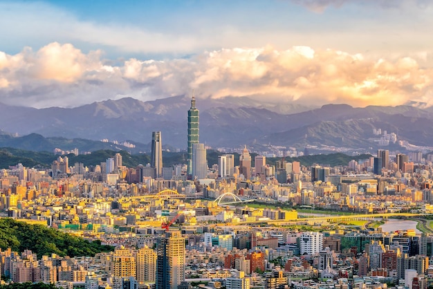 L'orizzonte della città di Taipei al crepuscolo a Taiwan