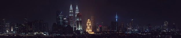 L'orizzonte di Kuala Lumpur di notte malesia kuala lumpur è la capitale della Malesia