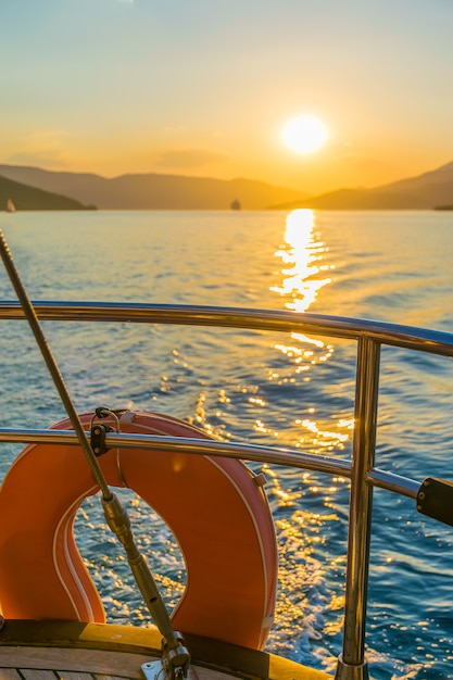 L'ormeggio è fissato sulle rotaie mentre lo yacht è in movimento. Montenegro, mare Adriatico, tramonto.