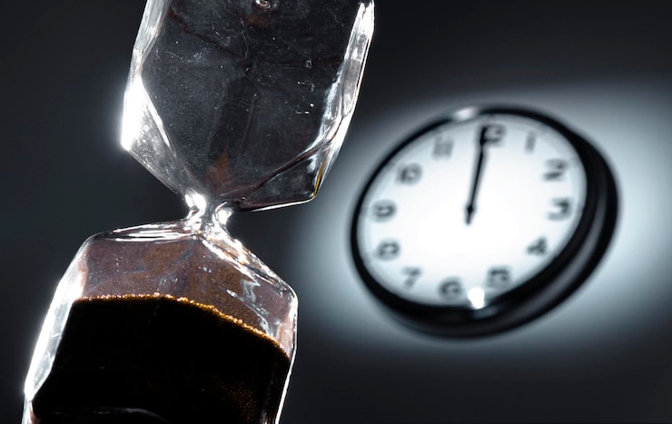 Foto l'orologio da parete e la clessidra entrambi