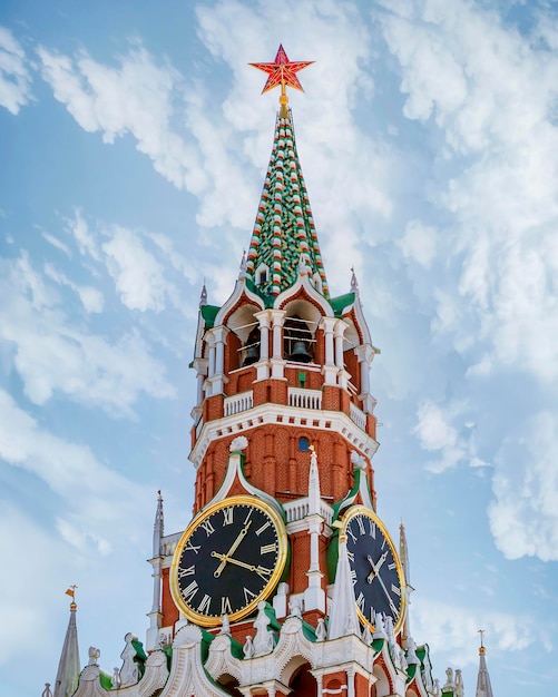 L'orologio del Cremlino o rintocchi del Cremlino è un orologio storico sulla Torre Spasskaya del Cremlino di Mosca. Russia