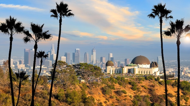 L'Osservatorio Griffith e lo skyline della città di Los Angeles al tramonto CA