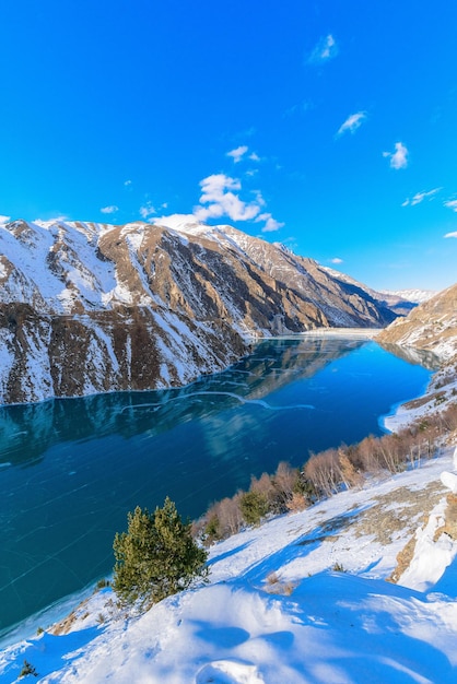 L'Ossezia del Nord è una zona montuosa in inverno. Paesaggio montano innevato. panorama del paesaggio invernale. zona di villeggiatura.