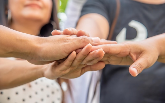 l'unione della squadra al successo con una pila di mani di persone del gruppo di mani erano collaborazione per fidarsi degli affari