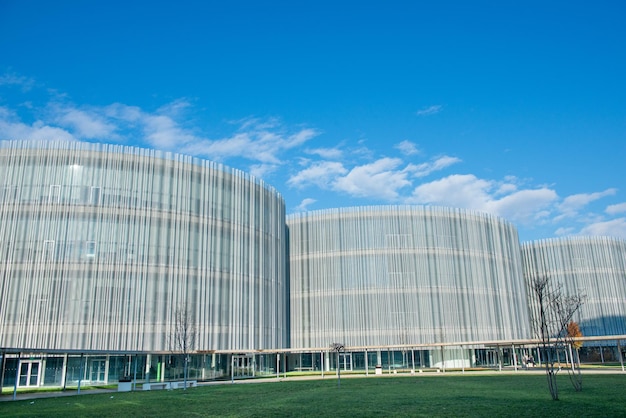 L'Università Bocconi di Milano ha caratterizzato una vasta area del tessuto urbano con i suoi vari edifici