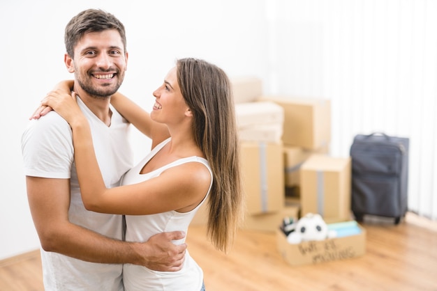 L'uomo abbraccia una donna sullo sfondo delle scatole