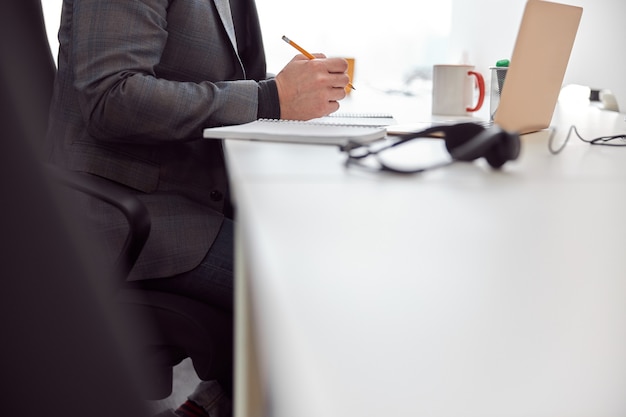 L'uomo adulto sta lavorando in un ufficio moderno