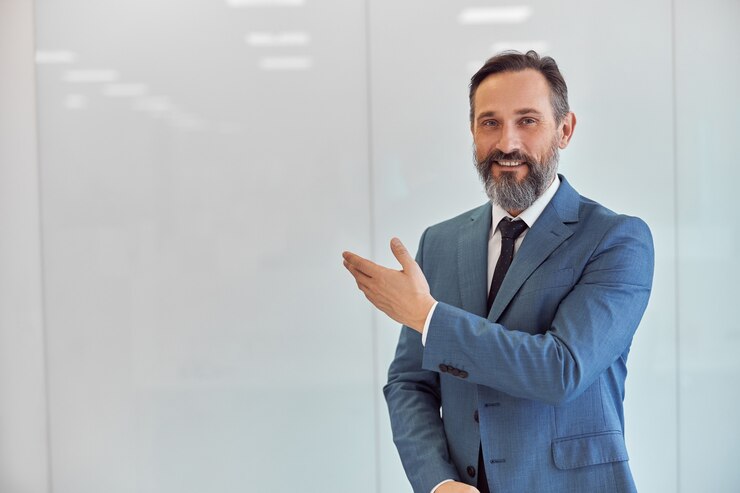 Foto l'uomo adulto sta lavorando in un ufficio moderno