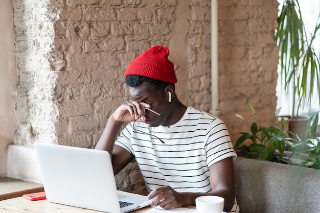 L'uomo afro indossa le cuffie senza fili