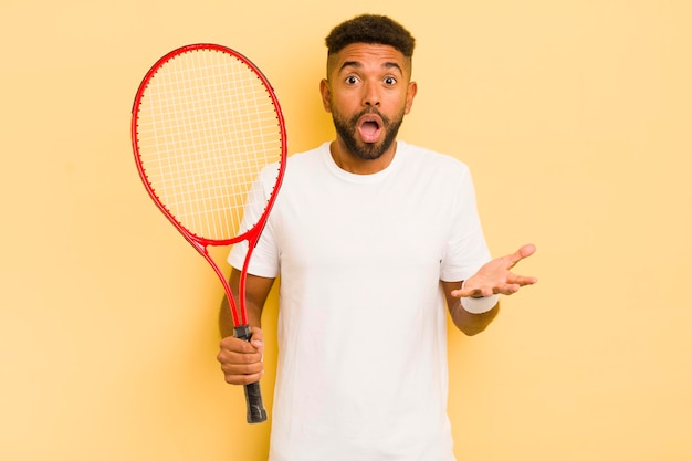 L'uomo afro nero ha stupito scioccato e stupito con un incredibile concetto di tennis a sorpresa