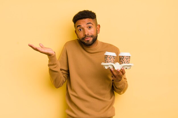 L'uomo afro nero si sente perplesso e confuso e dubita del concetto di caffè da asporto