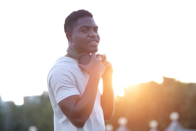 L'uomo afroamericano che indossa le cuffie guarda con un sorriso