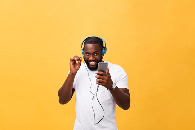 L'uomo afroamericano con le cuffie ascolta e balla con la musica.