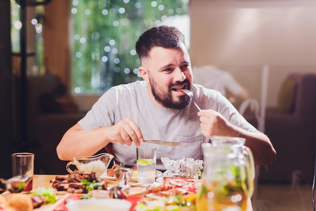 L'uomo al grande tavolo con il cibo.