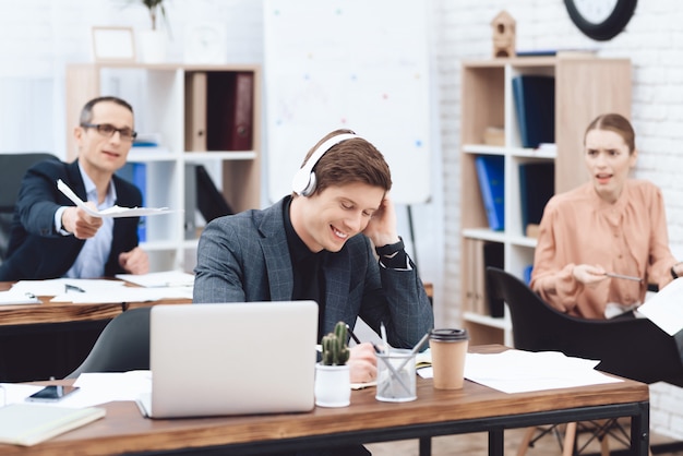 L'uomo al lavoro ascolta la musica e non vuole lavorare