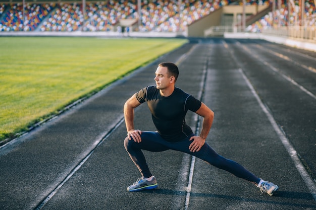 l&#39;uomo allunga il corpo prima di correre