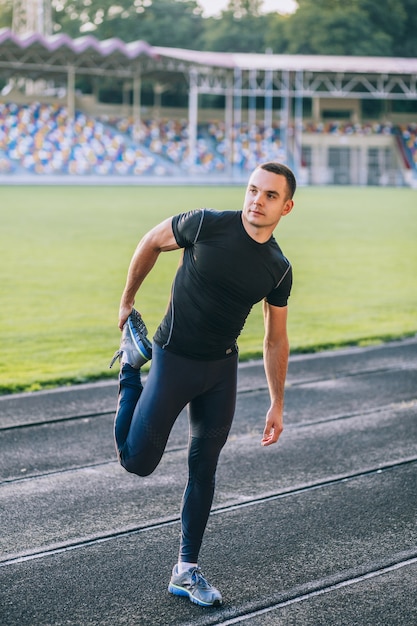 l&#39;uomo allunga il corpo prima di correre