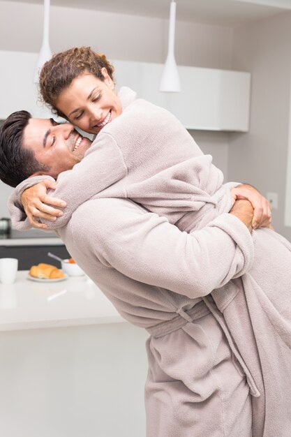 L&#39;uomo alzando e abbracciando il suo compagno la mattina