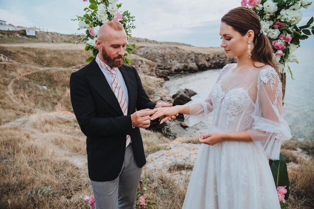 L'uomo amorevole ha messo una bellissima fede nuziale proposta al dito della donna amata