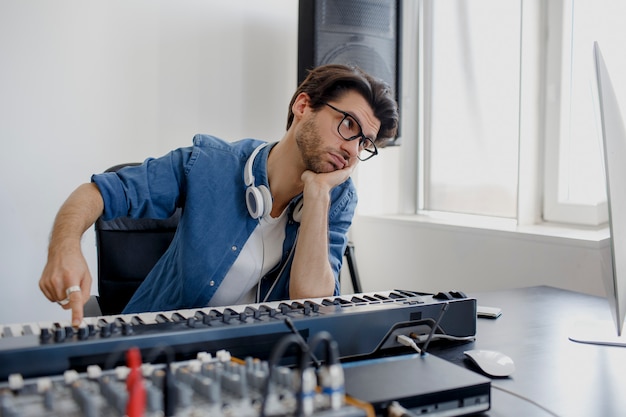 L'uomo annoiato produce la colonna sonora elettronica nel progetto a casa