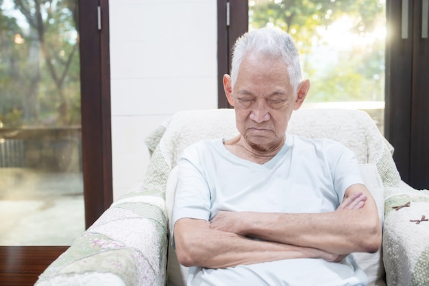 L'uomo anziano dorme sul suo divano