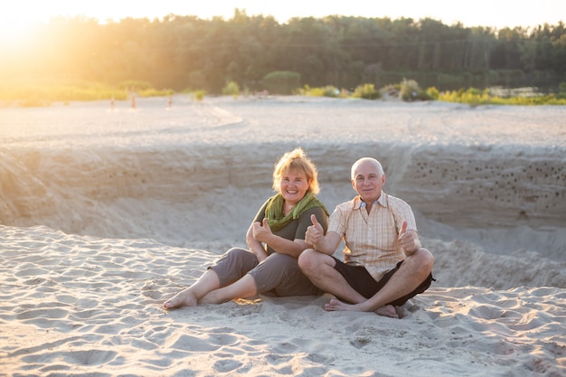 L'uomo anziano e la donna anziana come coppia di estate al sole, le coppie senior si rilassano nell'ora legale. Le coppie anziane di amore di pensionamento di stile di vita di sanità insieme