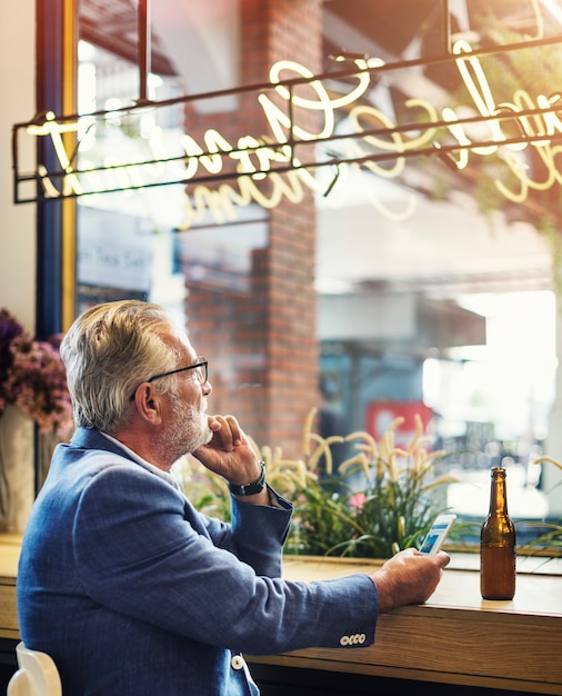 L&#39;uomo anziano è seduto in un pub