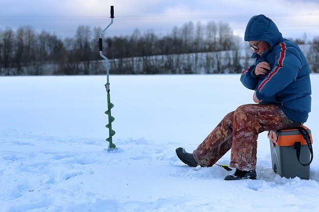 l'uomo anziano ha pescato in inverno sul lago