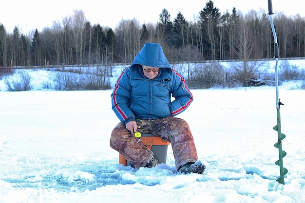 L'uomo anziano ha pescato in inverno sul lago