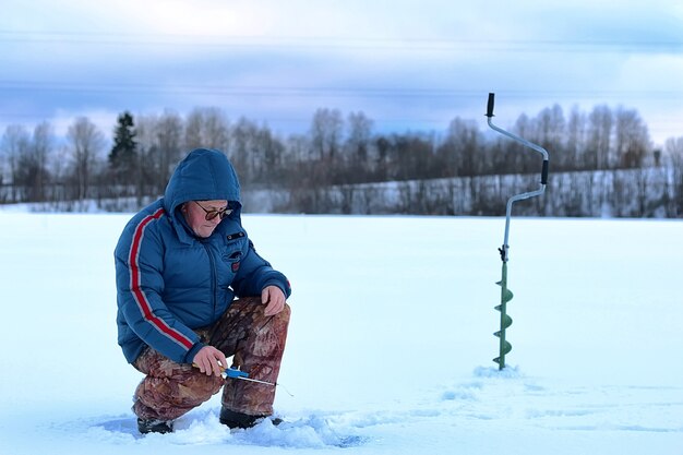 L'uomo anziano ha pescato in inverno sul lago