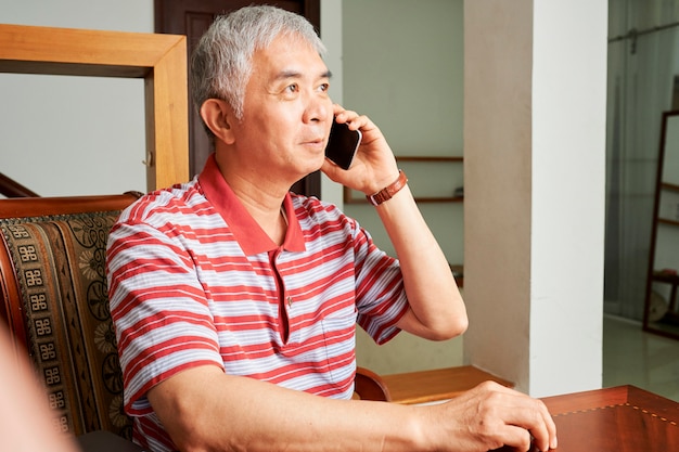 L'uomo anziano ha una telefonata