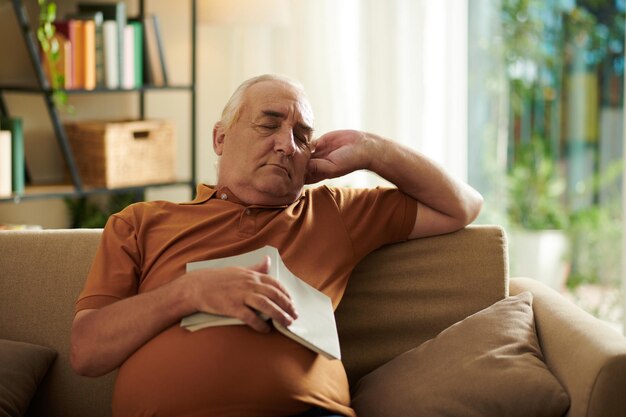 L'uomo anziano si addormentò sul divano