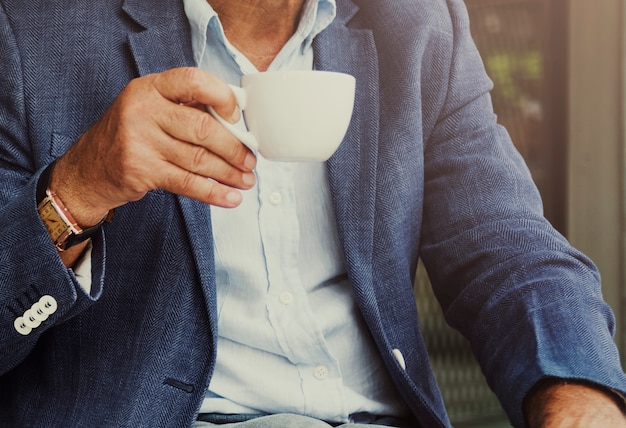 L&#39;uomo anziano si sta godendo un caffè