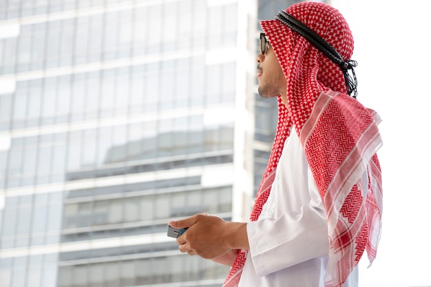 L&#39;uomo arabo sta cercando il suo futuro