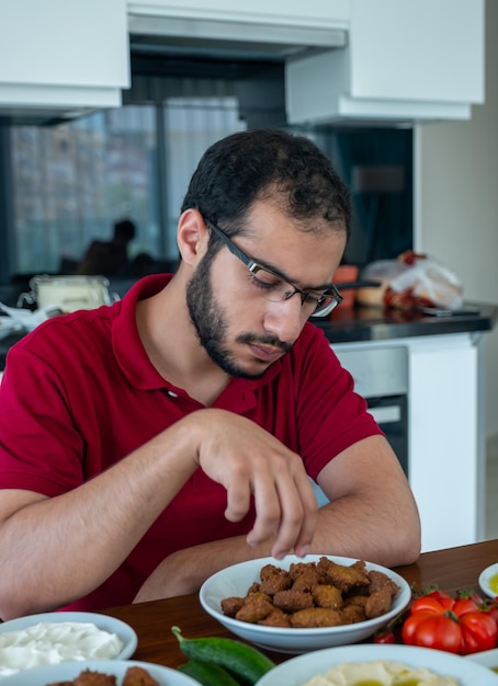 L'uomo arabo sta facendo colazione