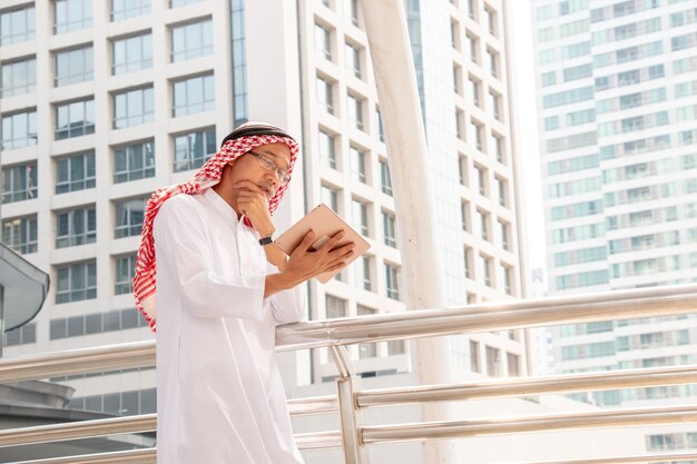 L&#39;uomo arabo sta guardando tablet