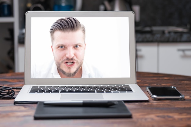 L'uomo arrabbiato sta guardando la telecamera in modo molto aggressivo. Concetto di cattivo lavoro, capo severo, fallimento dell'affare. Tecnica mista