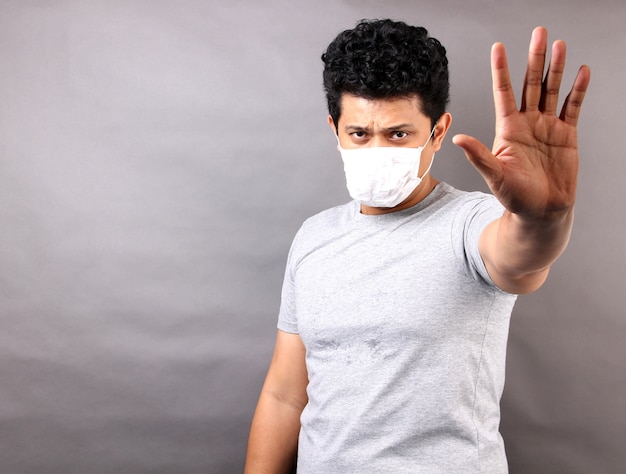 L'uomo asiatico che indossa una maschera è malato isolato