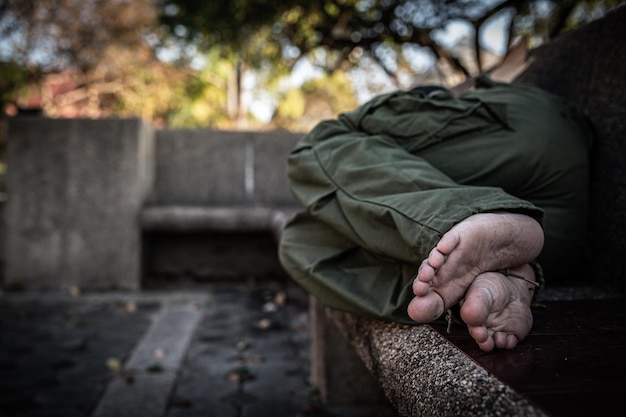 L'uomo asiatico è senzatetto sulla strada lateraleUno sconosciuto deve vivere per strada da solo perché non ha famiglia