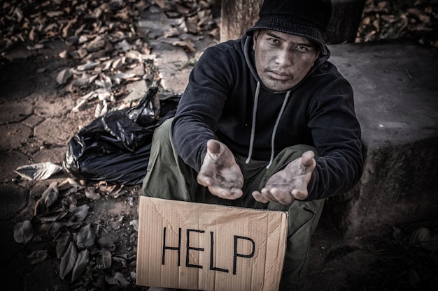 L'uomo asiatico è senzatetto sulla strada lateraleUno sconosciuto deve vivere per strada da solo perché non ha famiglia