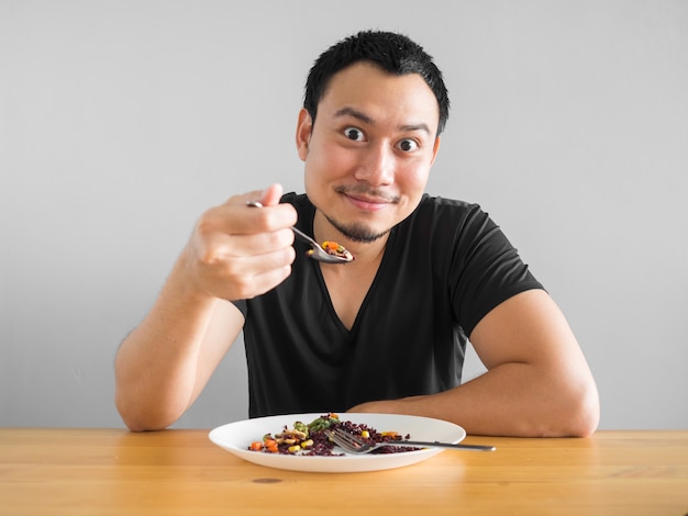 L&#39;uomo asiatico mangia cibo pulito per una buona vita sana.