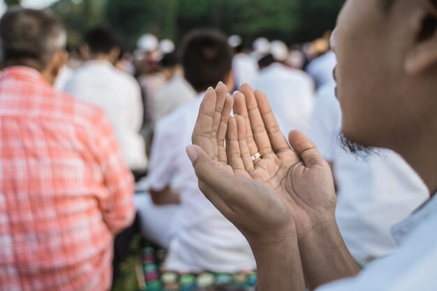 L'uomo asiatico prega la preghiera di Eid